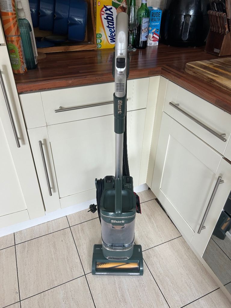 Shark Anti Hair Wrap pet Upright Vacuum Cleaner 
