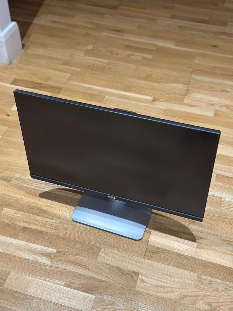 Dell UltraSharp monitor. 27-inch, QHD resolution (2560 x 1440). 