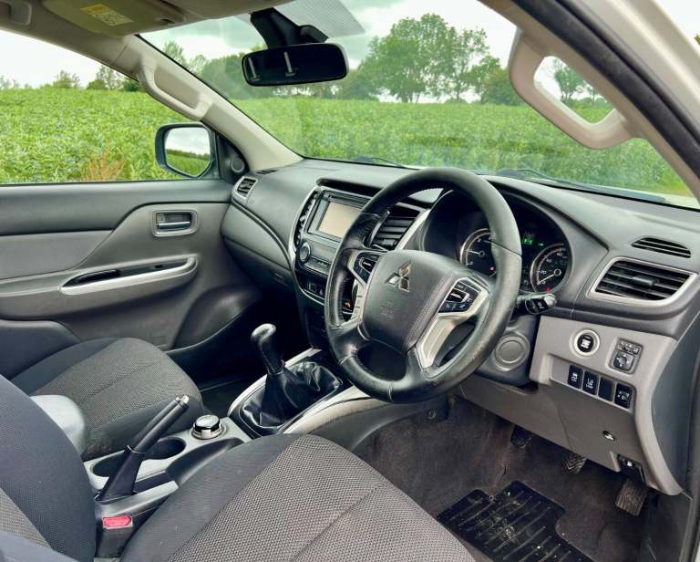 MITSUBISHI L200 2.4 DI-D Titan DOUBLE CAB White Manual Diesel PICK UP 2017