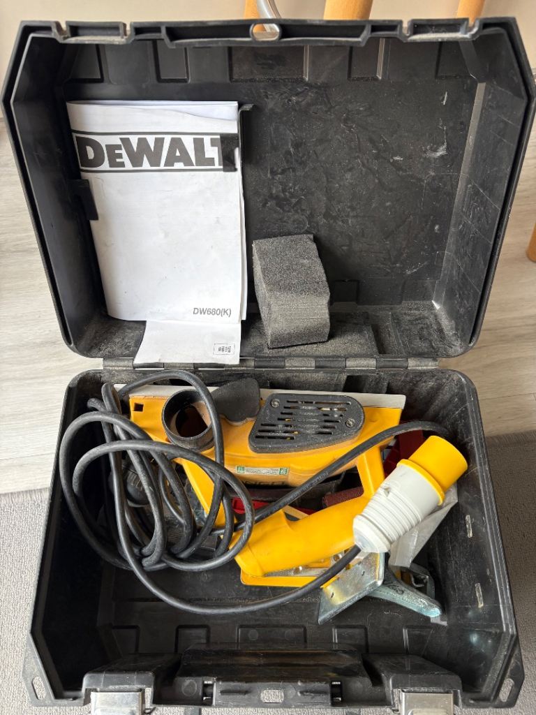 DEWALT Electric Planer DW680k with Case – Good Condition