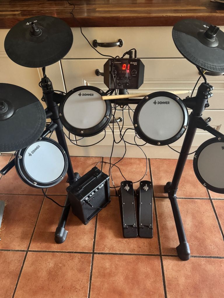 Electric drum kit with amp, one drum stick, hardly used 