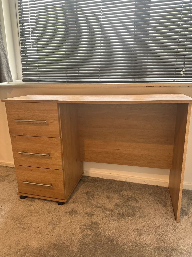 Premium-Quality Office Desk – 3 Drawers – Light Oak Finish – £50Only! 🪵