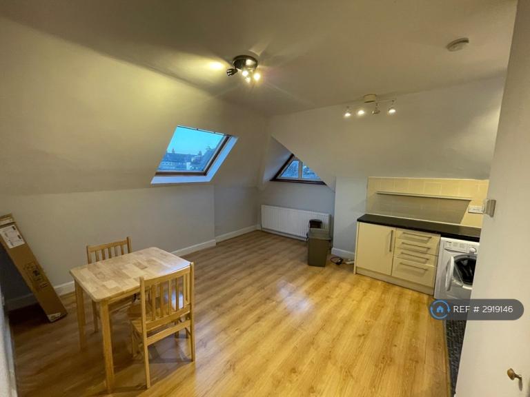 1 bedroom flat in The Riding, London, NW11 (1 bed) (#2919146)