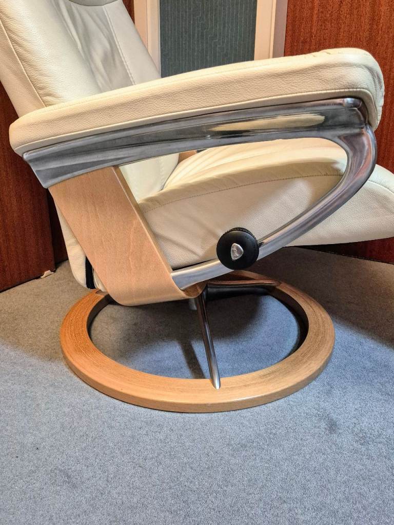 Stressless Consul Cream leather Signature chair + Footstool. Excellent Condition, As New