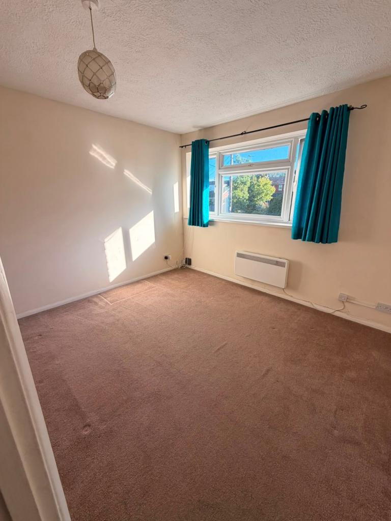 2 Bedrooms spacious flat is available to rent in Wokingham RG41