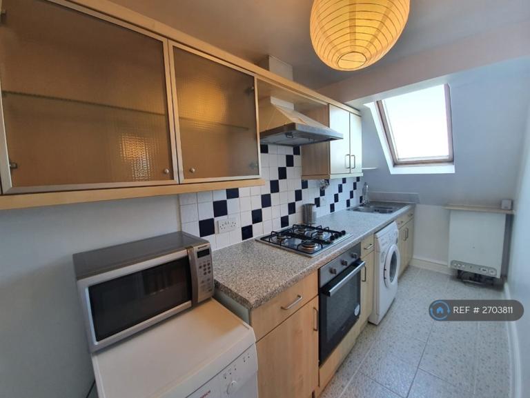 1 bedroom flat in Clapham, London, SW18 (1 bed) (#2703811)