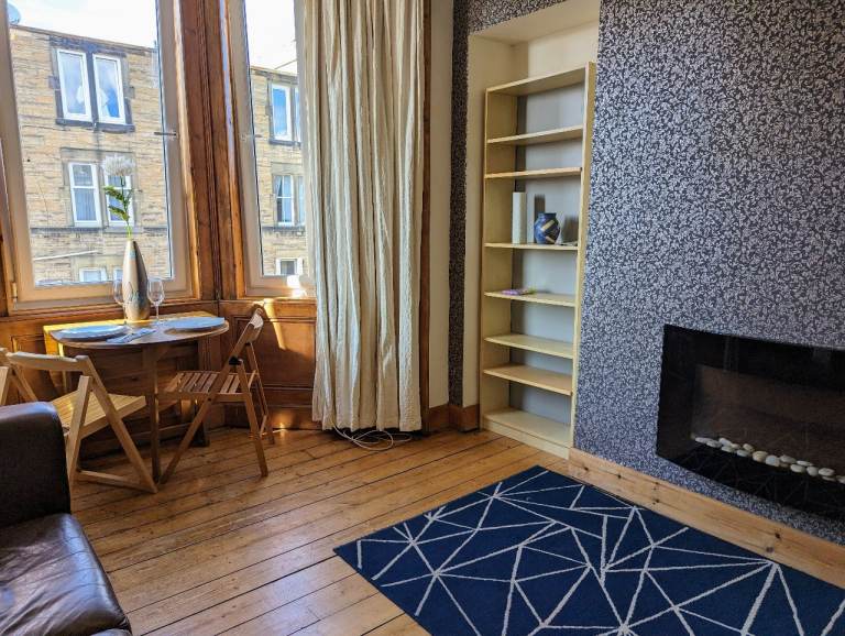 Fantastic, 1 bedroom, top floor flat in Meadowbank – available December