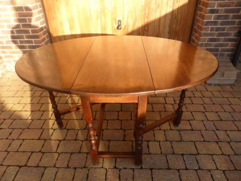 Antique solid oak Gate-Leg Table, very good condition can seat 6 mid 20th Cen.