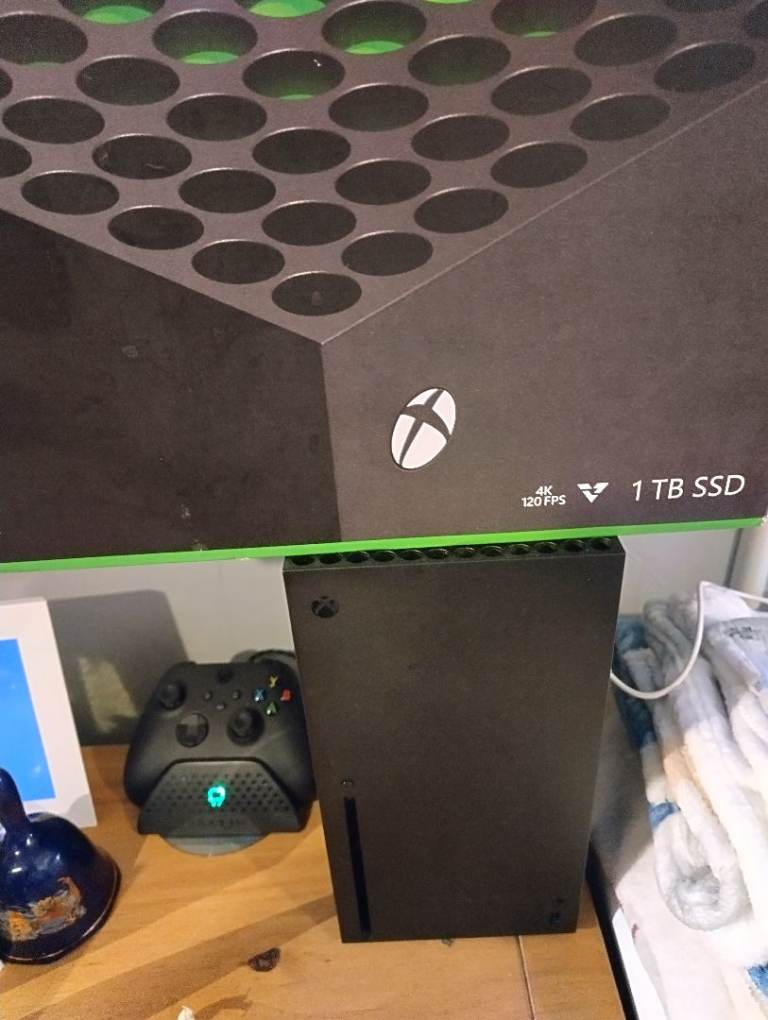 Xbox series x, plus 1 controller and dock, boxed 