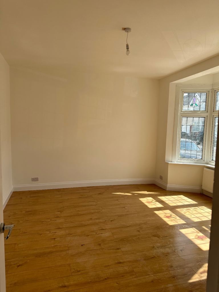 Beautiful spacious 3 bedroom 2 living room house to let in barking near barking station. 