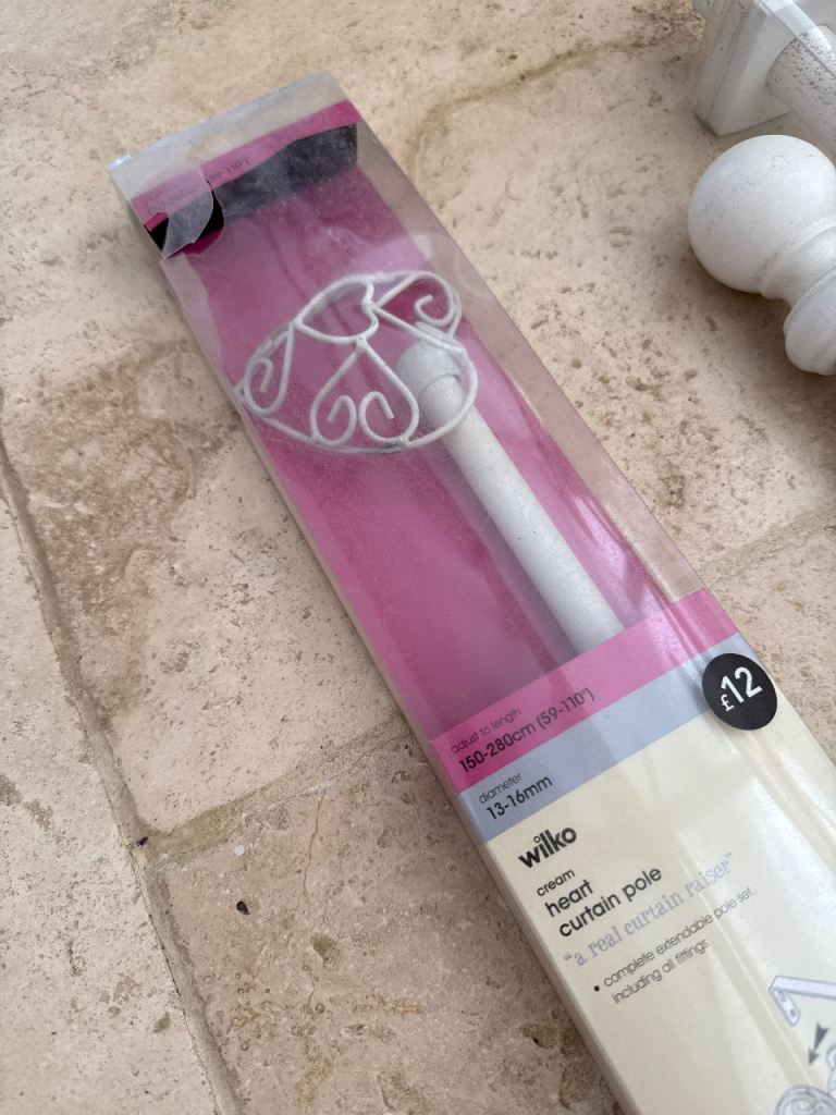 Heart metal finial extendable   curtain pole. Adjust to 150-280 cm