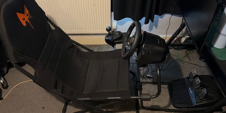 Logitech G920 Steering wheel, Pedals and shifter with foldable chair