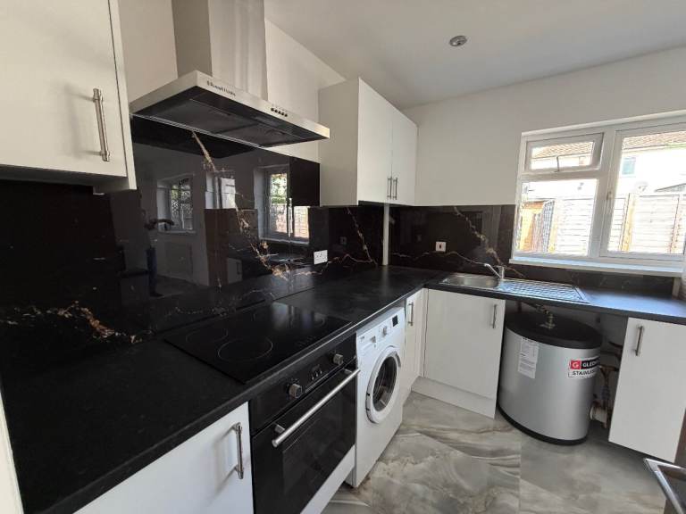 Large Studio Flat in Hounslow East TW3 1XL