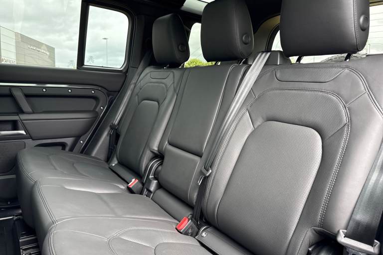 2025 Land Rover Defender 110 3.0 D250 MHEV X-Dynamic SE Auto 4WD Euro 6 (s/s) 5dr SUV Automatic