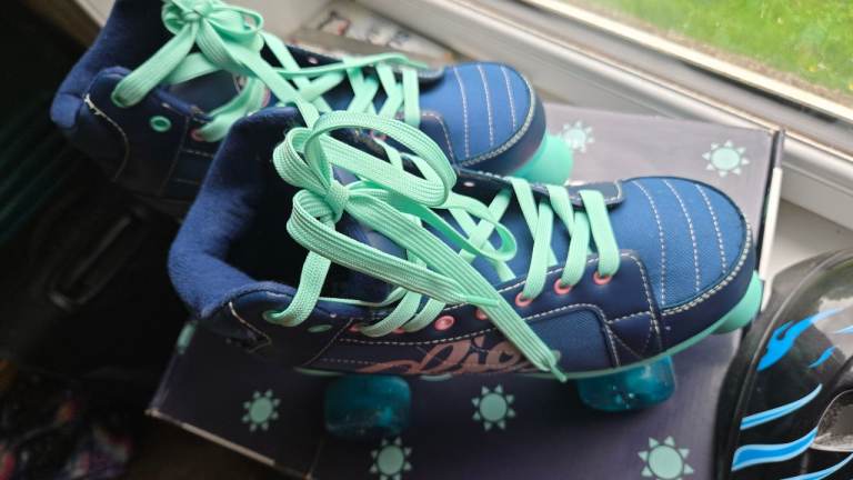 Retro Roller Skates – Navy & Mint – Excellent Condition 