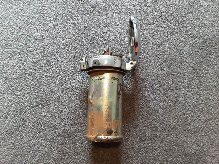 CLASSIC PERIOD 'LE MANS' style 'quick fill' fuel filler. Used incl internal locking cap 2 keys