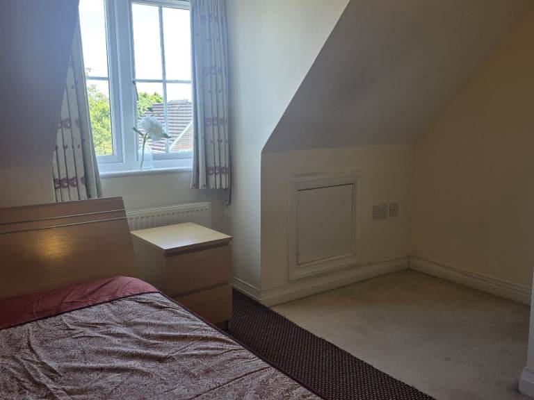 Ensuite Double Room to Rent in Shared House, Worcester Park KT4 for single females. Bills included.