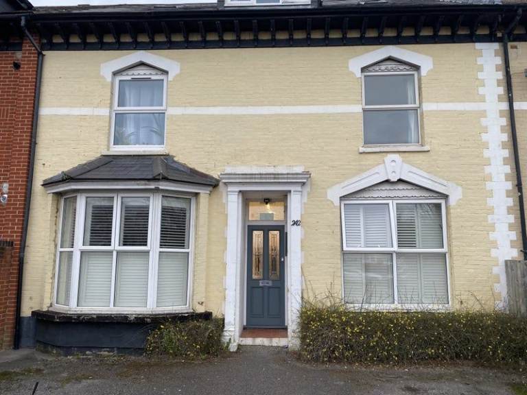 BEAUTIFUL SELF-CONTAINED ONE-BEDROOM APARTMENT
