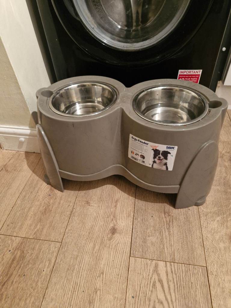 Dog feeder