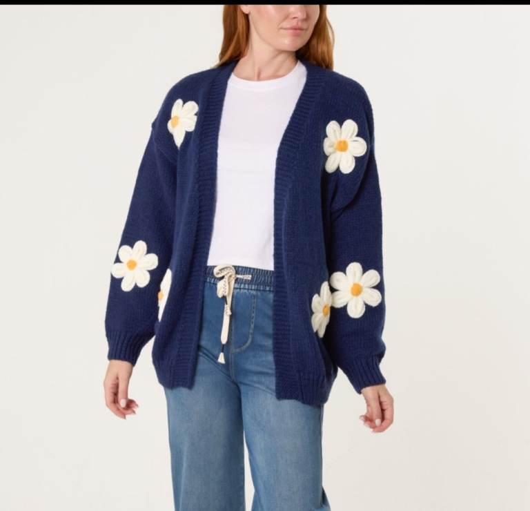 Knitted cardigan with large daisy flowers 