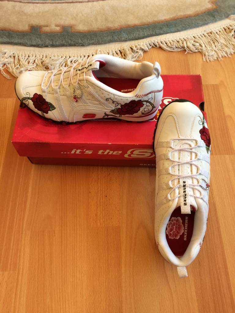 New - Woman white trainers with embroided red roses, Uk size 6