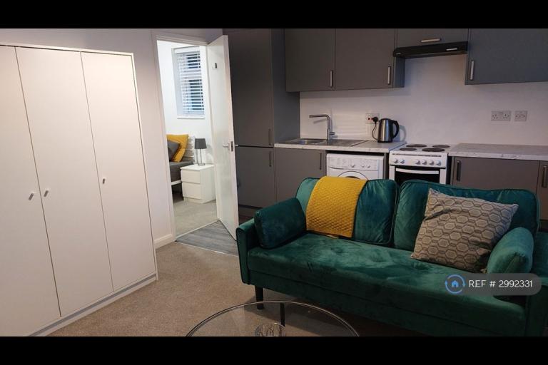 Studio flat in Cambridge Avenue, New Malden, KT3 (#2992331)
