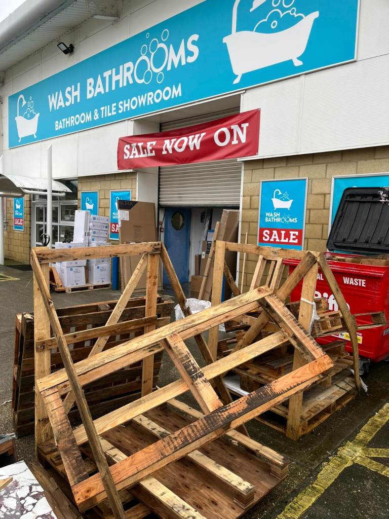 ** FREE PALLETS & WOOD **