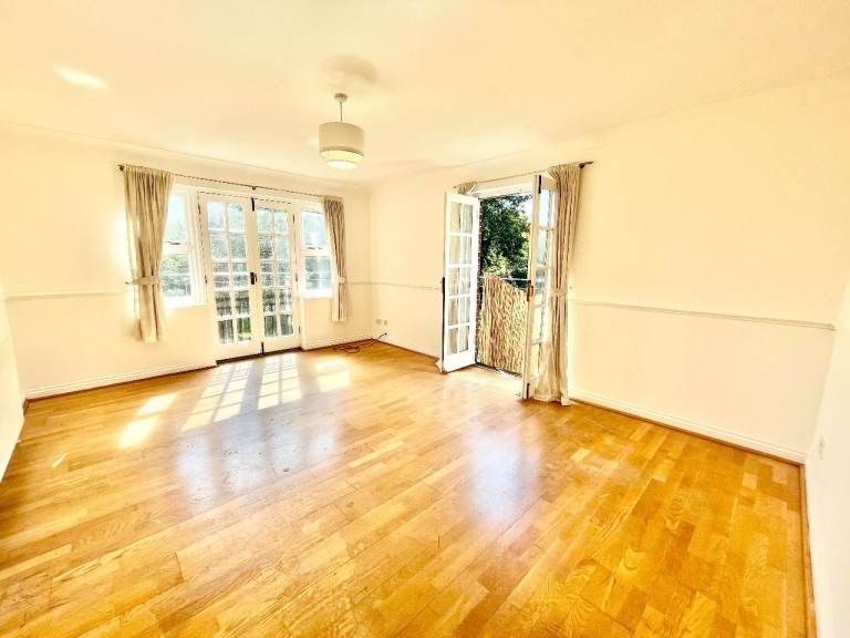 First Floor Flat 2 Bed 2 Bath 1 Parking - Enversham Court, Pearfield Road, London, SE23
