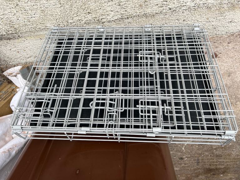 Dog/cat/pet carrier fold up crate.