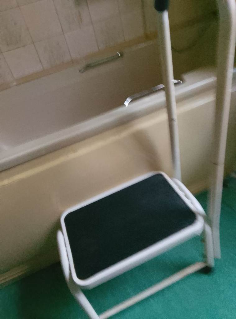 NON-SLIP BATH STEP