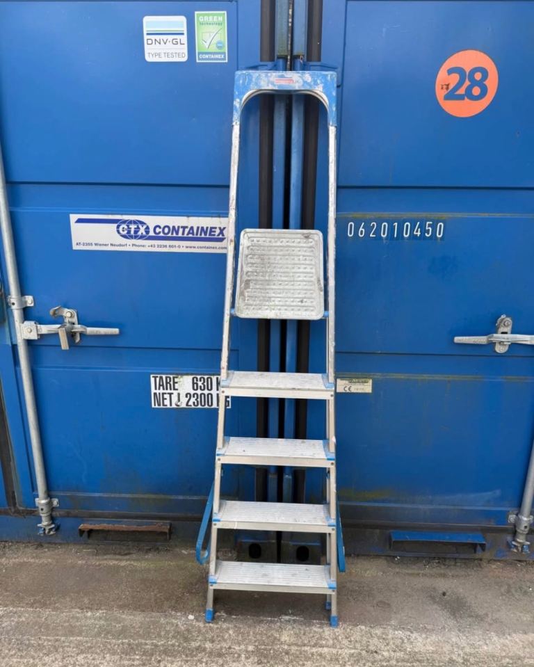 STEP LADDER 5 STEPS IN TOTAL USED CONDITION