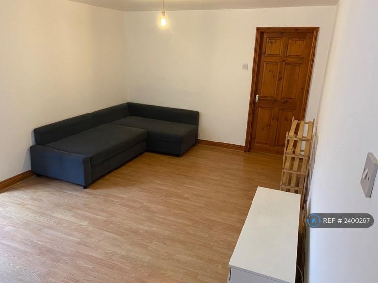 2 bedroom flat in Nightingale Road, Hitchin, SG5 (2 bed) (#2400267)