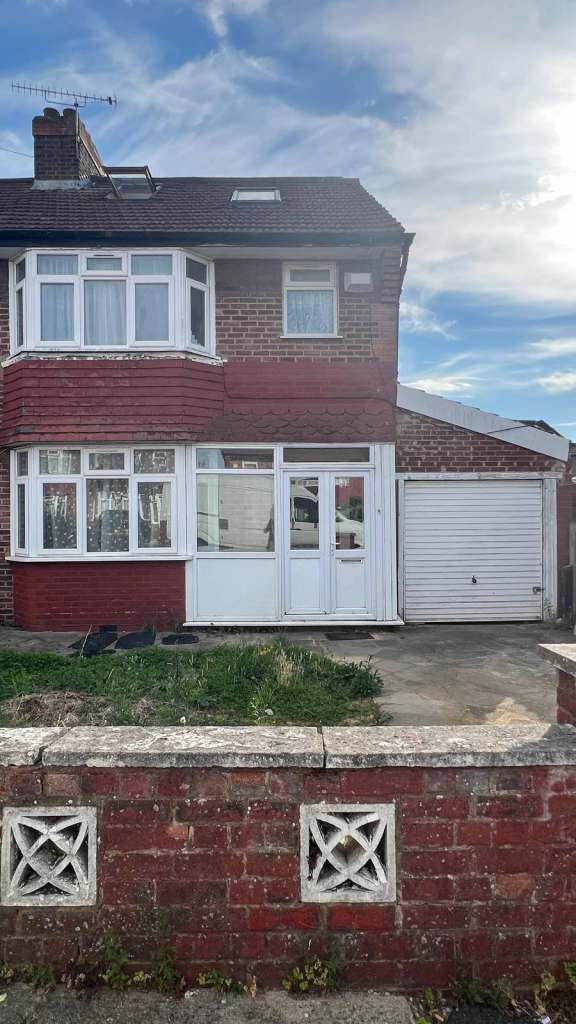 Large ground floor rear double room in shared house. Great location in Harrow. Bills included