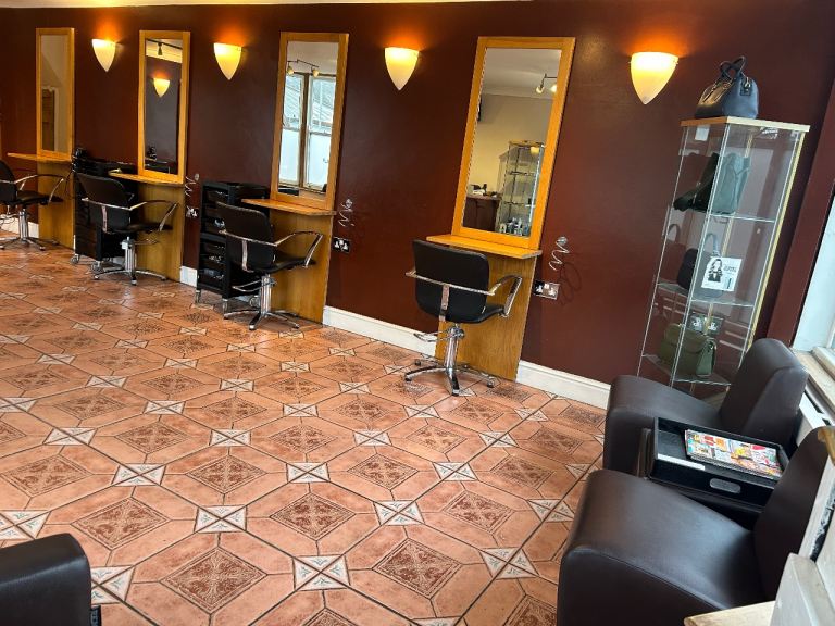 Chair to Rent in Very Busy Salon, We are struggling keep up with demand! Popular Tamworth Location