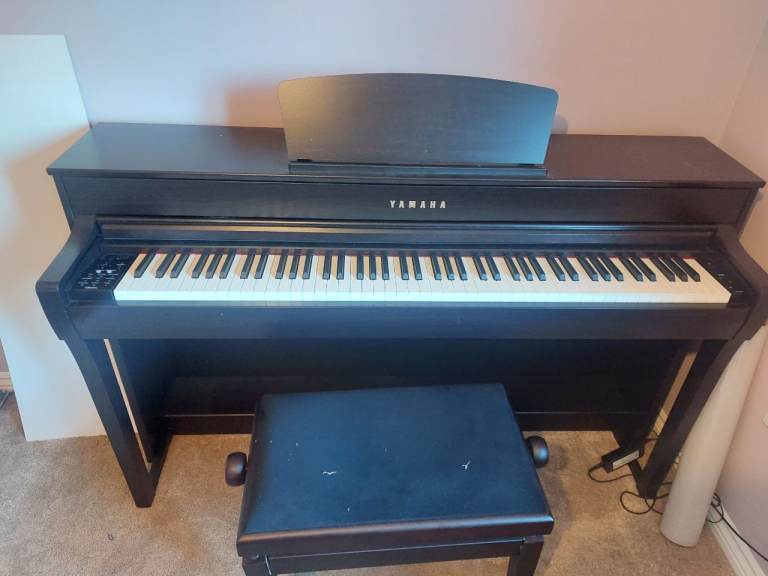 Yamaha Clavinova CLP-735 Upright Piano, Bench Included