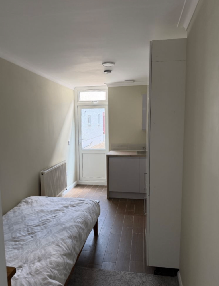 Modern Studio Flat | Furnished | Kitchen | Bills Included | Highwood Gardens, Redbridge, London- IG5