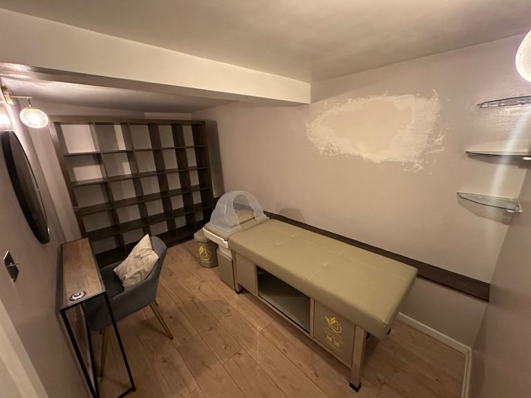 Beauty Room for Rent 