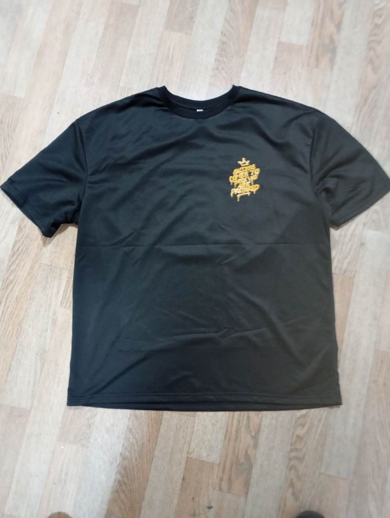 Mens T-shirt size large (BRAND NEW)