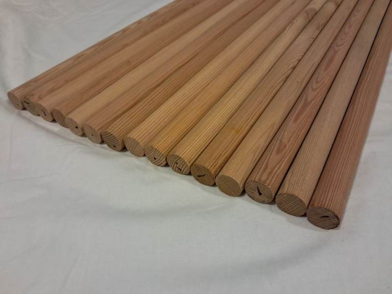 15 x Redwood Pine Dowels, 21mm x 1m.