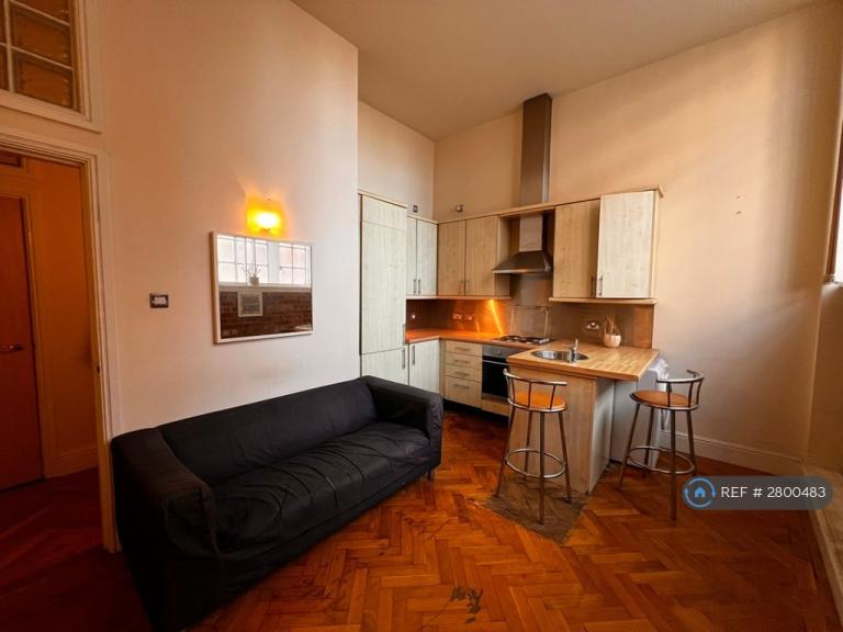 1 bedroom flat in Eastgate, Leeds, LS2 (1 bed) (#2800483)