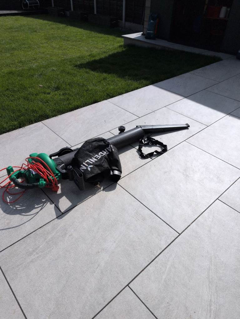 Leaf blower / vacuum