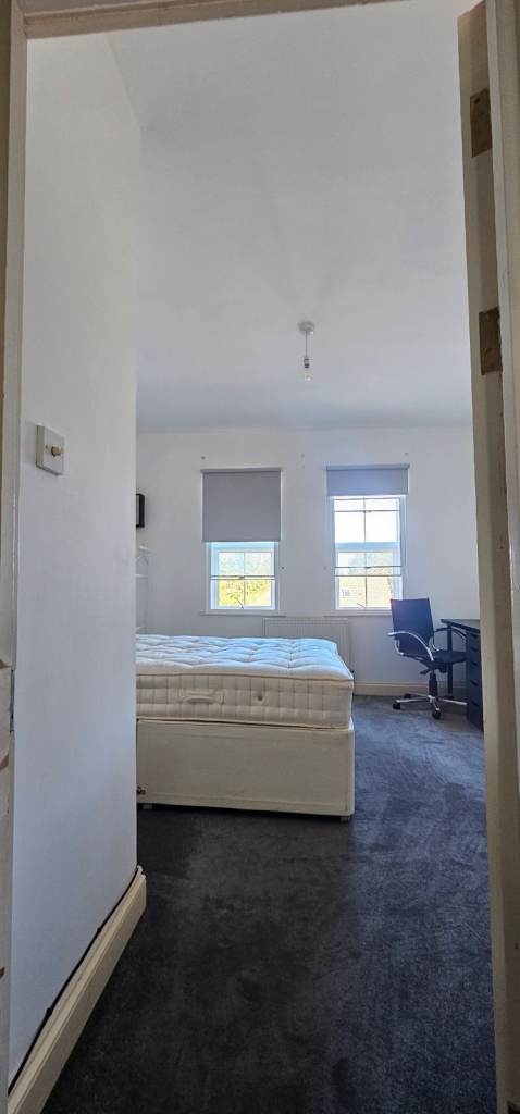 Double room for rent in family home, 2 minutes from Hounslow overground station