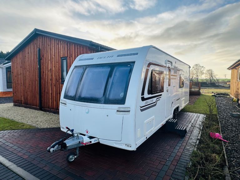 LUNAR DELTA TS 4 BERTH LUXURY CARAVAN 