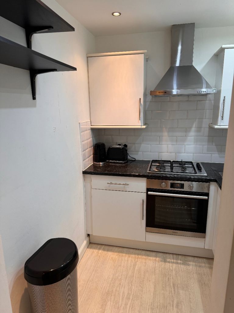 2 Bed 1st floor flat, Leith Links, Immediately Available