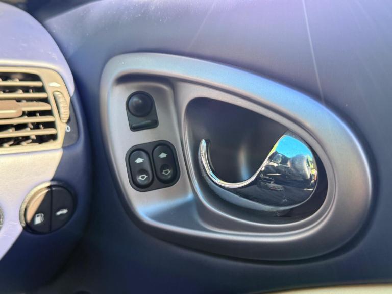 2004 Aston Martin Vanquish 5.9 Coupe 2dr Petrol Manual (396 g/km, 460 bhp) COUPE Petrol Manual