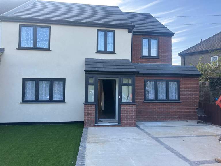 8 bedrooms. 2 bathrooms!🏡