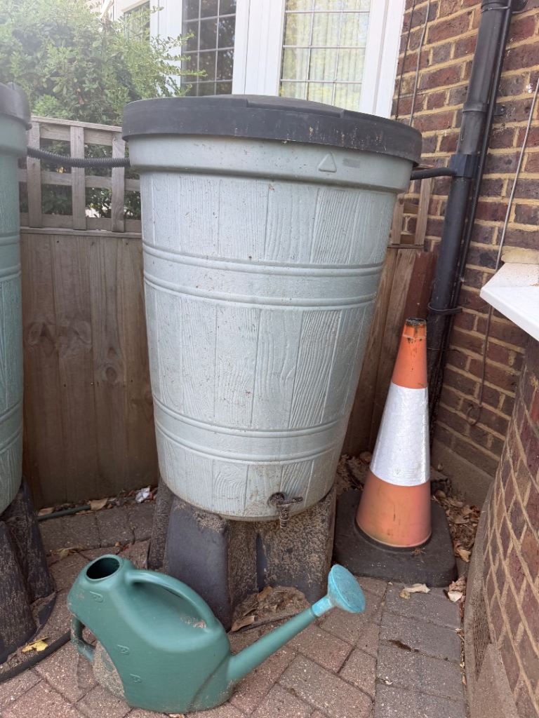 Water Butt with stand – Good Condition