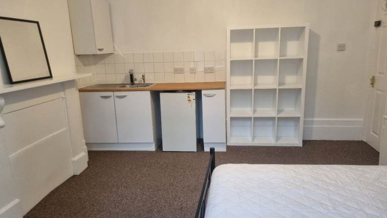 Newly fully furnished Bedsit / double room to let in West Hampstead