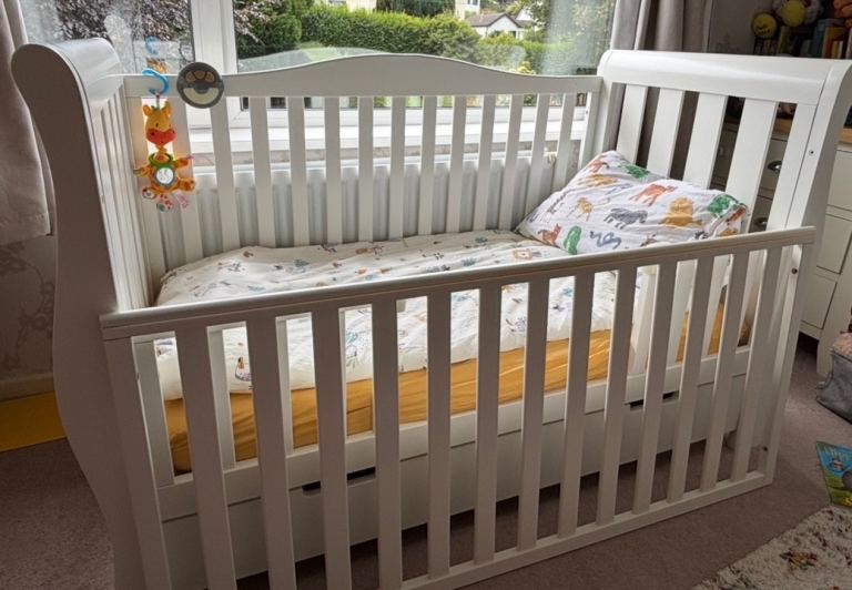 BRAND NEW OBaby Stamford Luxe Sleigh Cot Bed with built-in under drawer 