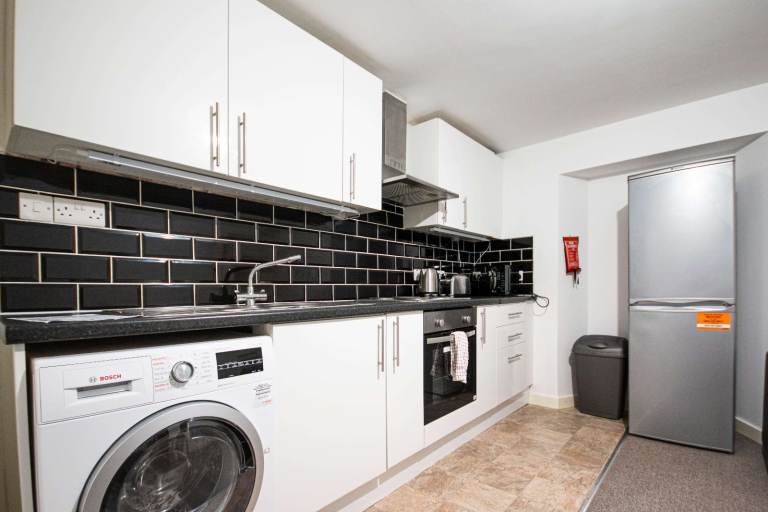 Well-presented, 2 bedroom, basement flat near the Meadows - available May